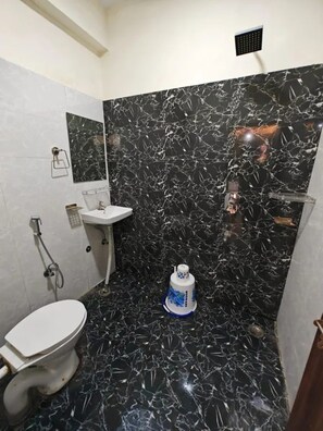 Deluxe Room | Bathroom | Shower, rainfall showerhead, free toiletries, towels - Fabhotel Uday (Jaipur)