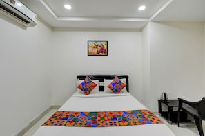 Egyptian cotton sheets, premium bedding, in-room safe, free WiFi - Fabhotel Pgr Guest Inn (Hyderabad)