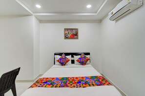 Egyptian cotton sheets, premium bedding, in-room safe, free WiFi - Fabhotel Pgr Guest Inn (Hyderabad)