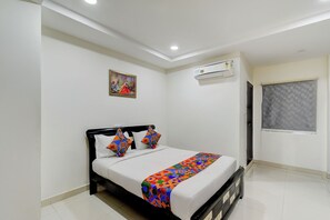 Egyptian cotton sheets, premium bedding, in-room safe, free WiFi - Fabhotel Pgr Guest Inn (Hyderabad)