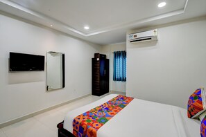 Egyptian cotton sheets, premium bedding, in-room safe, free WiFi - Fabhotel Pgr Guest Inn (Hyderabad)