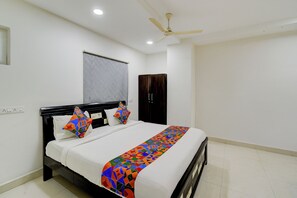 ห้องดีลักซ์ | ผ้าปูที่นอนฝ้ายอียิปต์, เครื่องนอนระดับพรีเมียม, ตู้นิรภัยในห้องพัก