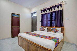 ملاءات من القطن المصري وأغطية فراش متميزة وخزنة داخل الغرفة