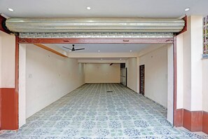 Parking - Fabhotel Dwarika Inn (Varanasi)