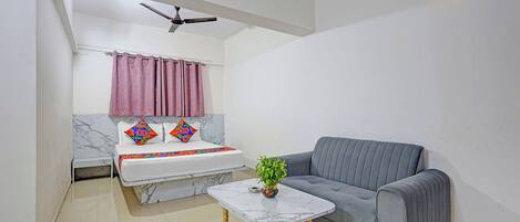 Egyptian cotton sheets, premium bedding, in-room safe, free WiFi