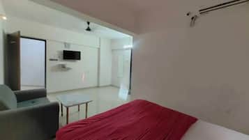 Egyptian cotton sheets, premium bedding, in-room safe, free WiFi