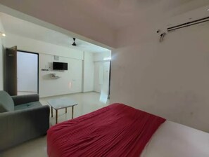 Egyptian cotton sheets, premium bedding, in-room safe, free WiFi - Fabhotel Nakshtram Stay Inn (Paud)