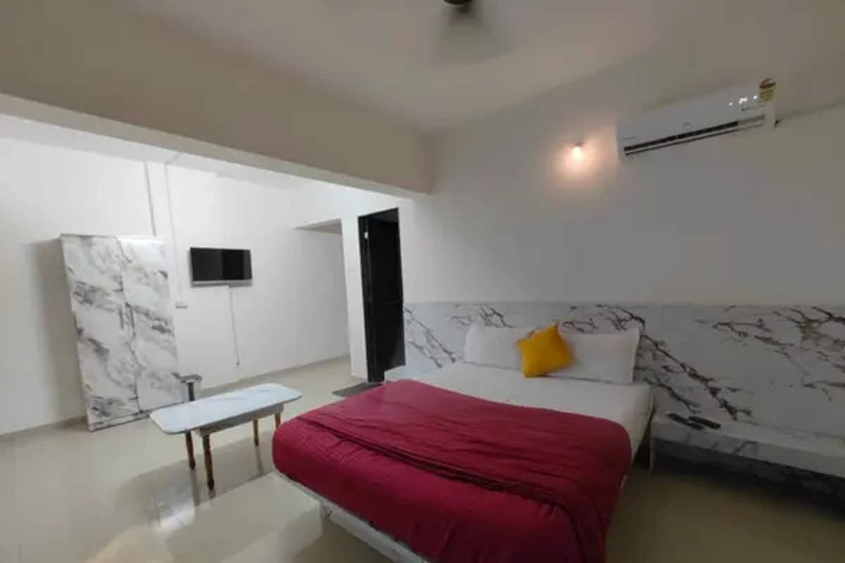 Egyptian cotton sheets, premium bedding, in-room safe, free WiFi