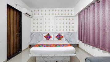 Egyptian cotton sheets, premium bedding, in-room safe, free WiFi