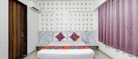 Egyptian cotton sheets, premium bedding, in-room safe, free WiFi