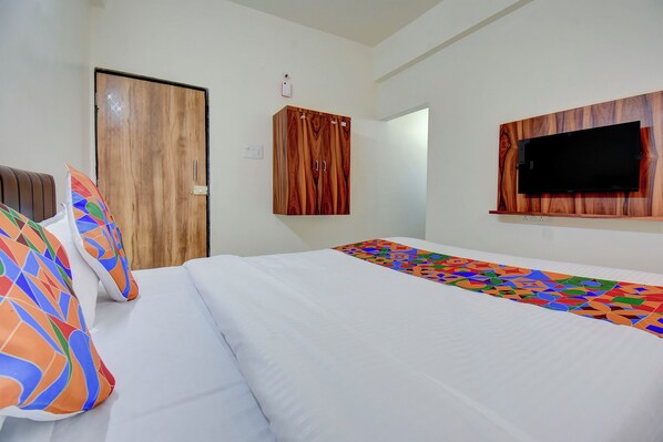 Egyptian cotton sheets, premium bedding, in-room safe, free WiFi - Via Wisdom (Rajgurunagar)