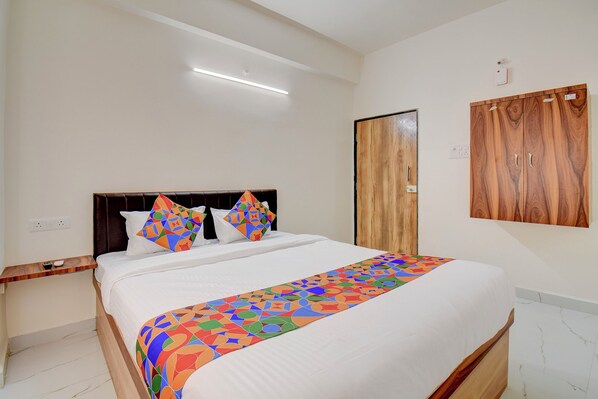 Egyptian cotton sheets, premium bedding, in-room safe, free WiFi - Via Wisdom (Rajgurunagar)