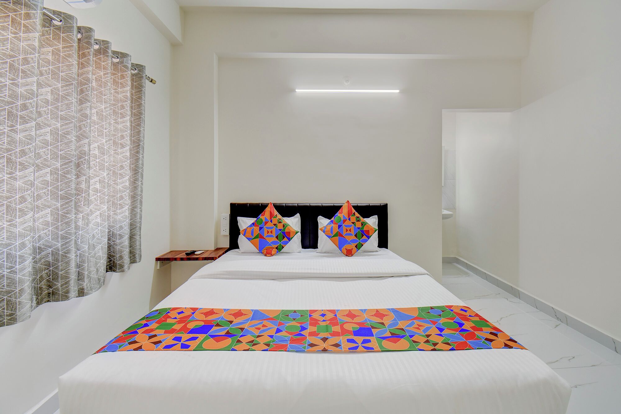 ملاءات من القطن المصري وأغطية فراش متميزة وخزنة داخل الغرفة