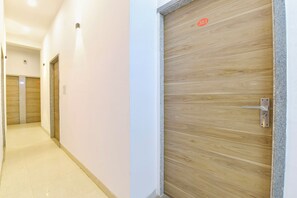 Lobby - Via Shree Hanuman (Shri Madhopur)