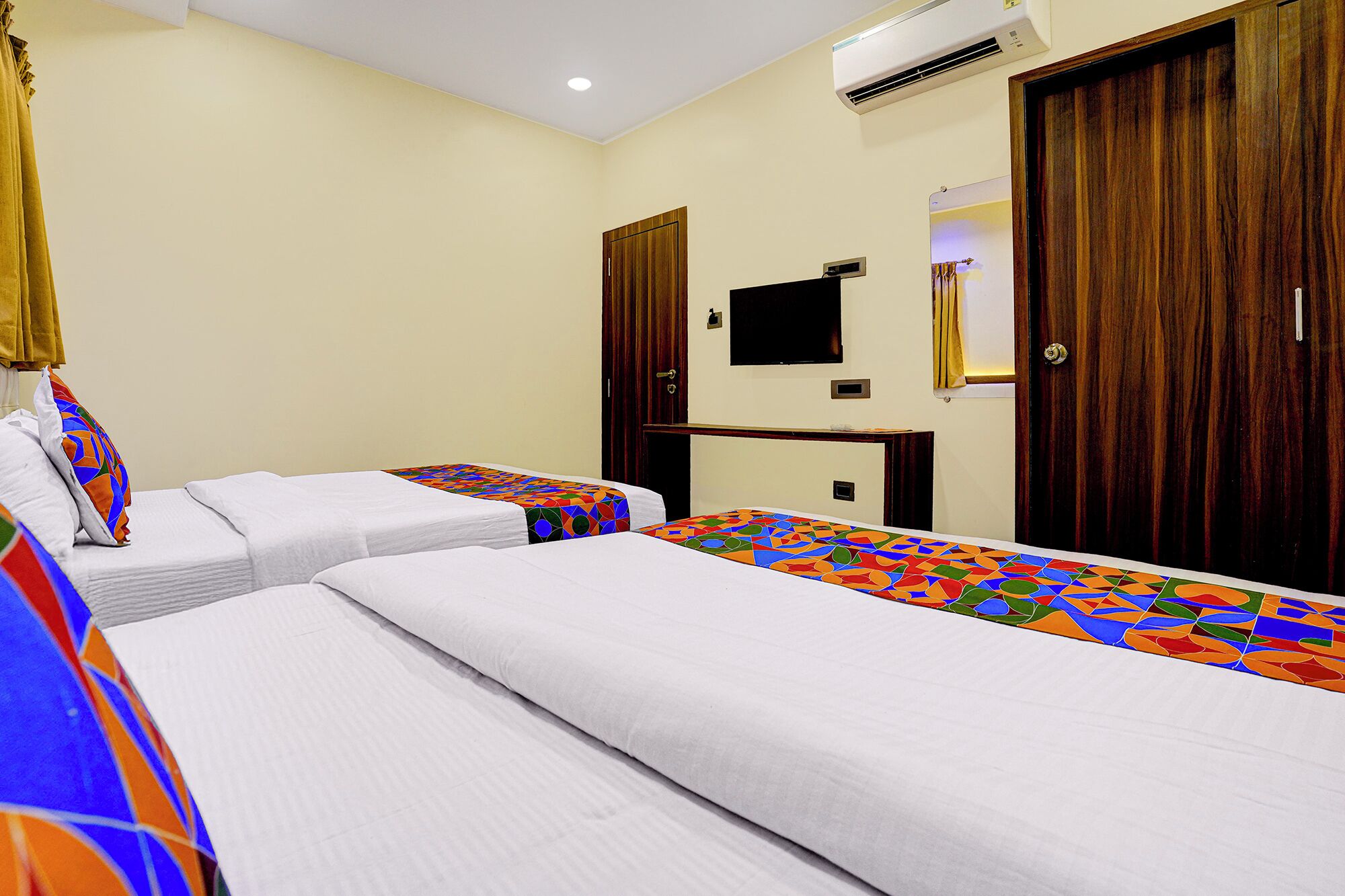 Egyptian cotton sheets, premium bedding, in-room safe, free WiFi