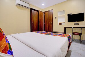 Egyptian cotton sheets, premium bedding, in-room safe, free WiFi - Fabhotel Majestic Crest (Mumbai)