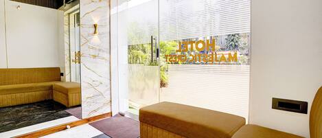 Coin salon dans le hall