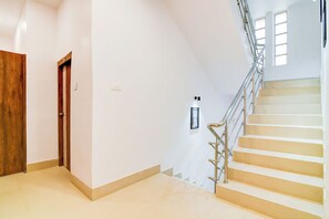 Staircase - Fabhotel Adhiraj Inn (Kolkata)