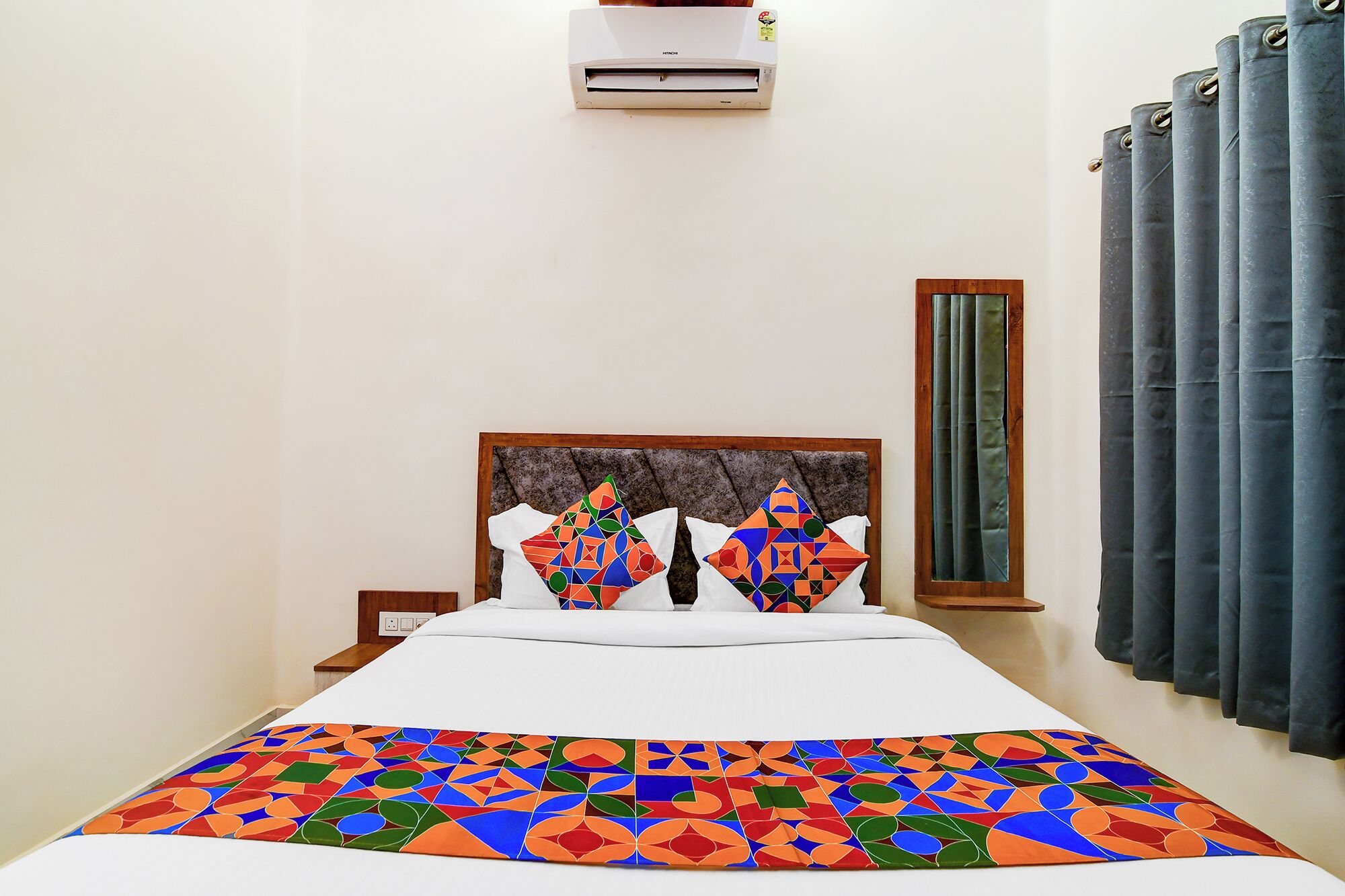 Egyptian cotton sheets, premium bedding, in-room safe, free WiFi