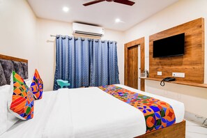 Egyptian cotton sheets, premium bedding, in-room safe, free WiFi