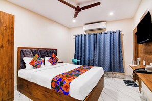 Egyptian cotton sheets, premium bedding, in-room safe, free WiFi - Fabhotel Adhiraj Inn (Kolkata)