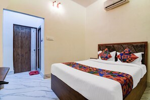 Egyptian cotton sheets, premium bedding, in-room safe, free WiFi - Fabhotel Adhiraj Inn (Kolkata)