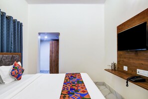 Egyptian cotton sheets, premium bedding, in-room safe, free WiFi - Fabhotel Adhiraj Inn (Kolkata)