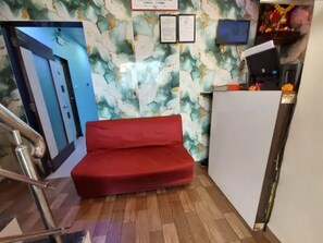 Lobby sitting area - Fabhotel Saini Residency (Mumbai)