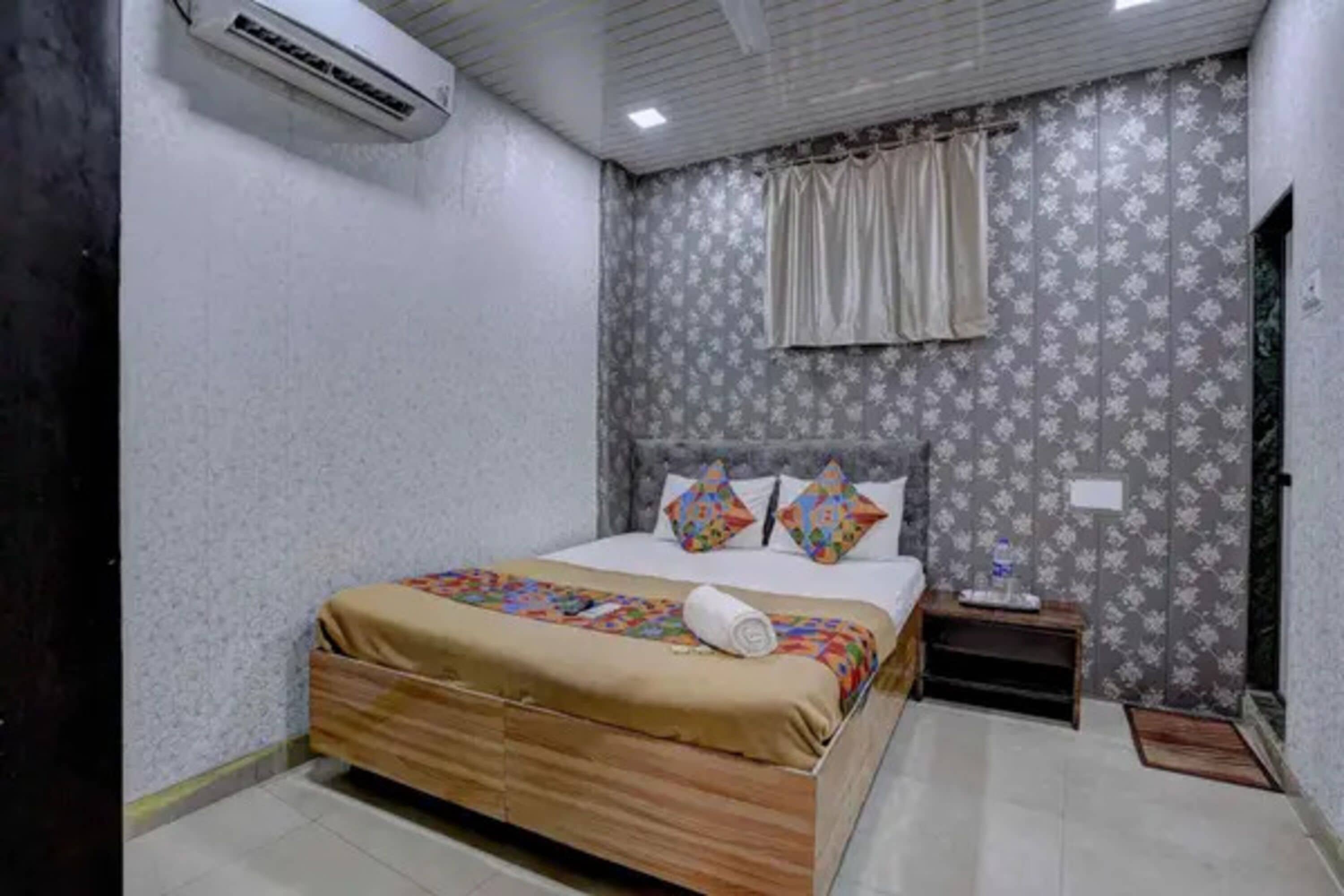 Egyptian cotton sheets, premium bedding, in-room safe, free WiFi