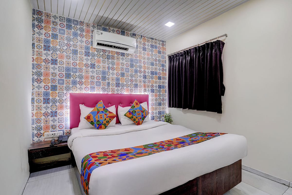 Kamar Deluks | Seprai katun Mesir, seprai premium, brankas, dan Wi-Fi gratis