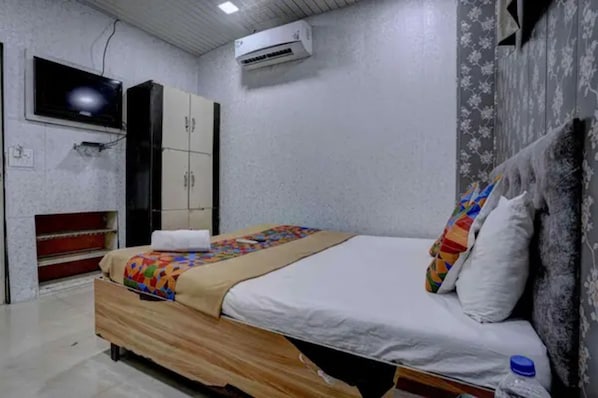 Egyptian cotton sheets, premium bedding, in-room safe, free WiFi - Fabhotel Saini Residency (Mumbai)