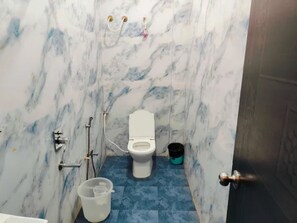 Shower, rainfall showerhead, free toiletries, towels - Fabhotel Kamari Inn (Indore)