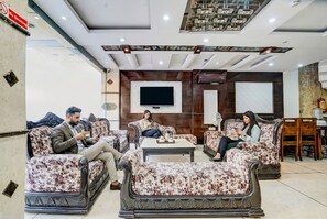Lobby sitting area - Fabhotel Shivdev International (New Delhi)