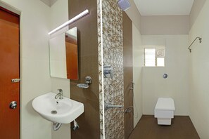 Deluxe Room | Bathroom | Shower, rainfall showerhead, free toiletries, towels - Fabhotel Ecr’S Royal Elite (Chennai)