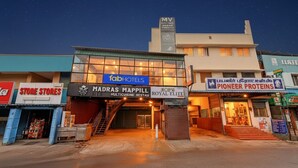 Ein Hotel mit einer Fassade, auf der 'fabHOTELS' und 'MADRAS MAPPILL MULTICUISINE RESTAURANT' stehen.