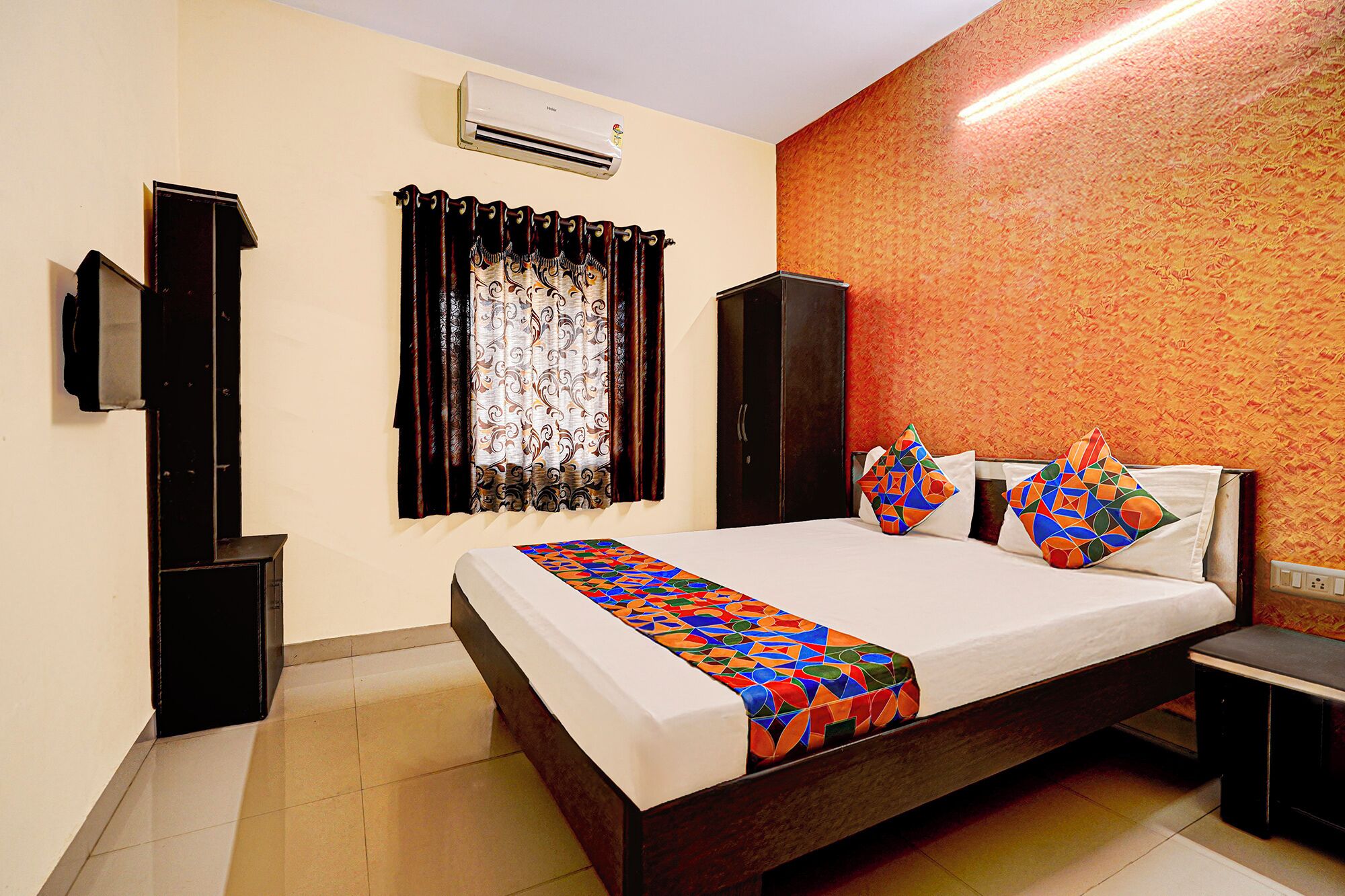 Egyptian cotton sheets, premium bedding, in-room safe, free WiFi