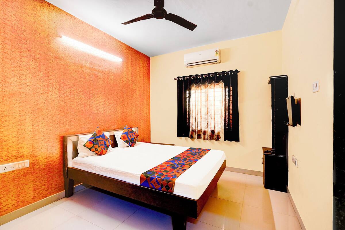 Deluxe Room | Egyptian cotton sheets, premium bedding, in-room safe, WiFi (free)