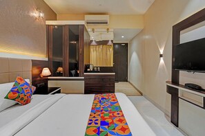 Egyptian cotton sheets, premium bedding, in-room safe, free WiFi - Fabhotel Kv (Mumbai)
