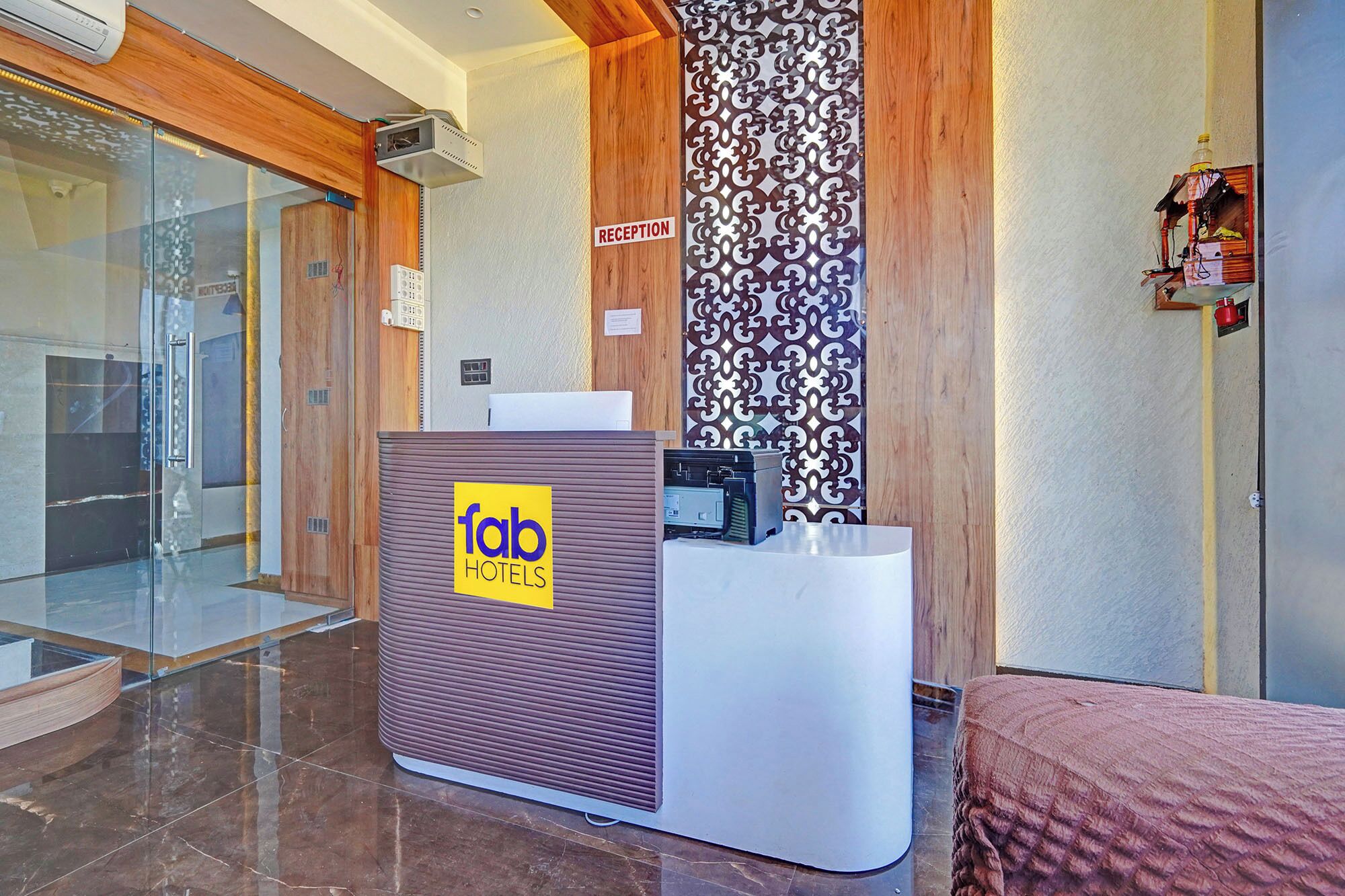 ฝ่ายต้อนรับ