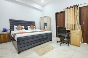 Egyptian cotton sheets, premium bedding, in-room safe, free WiFi - Fabhotel City Charm (Dehradun)