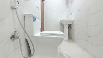 Shower, rainfall showerhead, free toiletries, towels