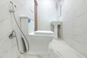 Shower, rainfall showerhead, free toiletries, towels - Fabhotel City Charm (Dehradun)