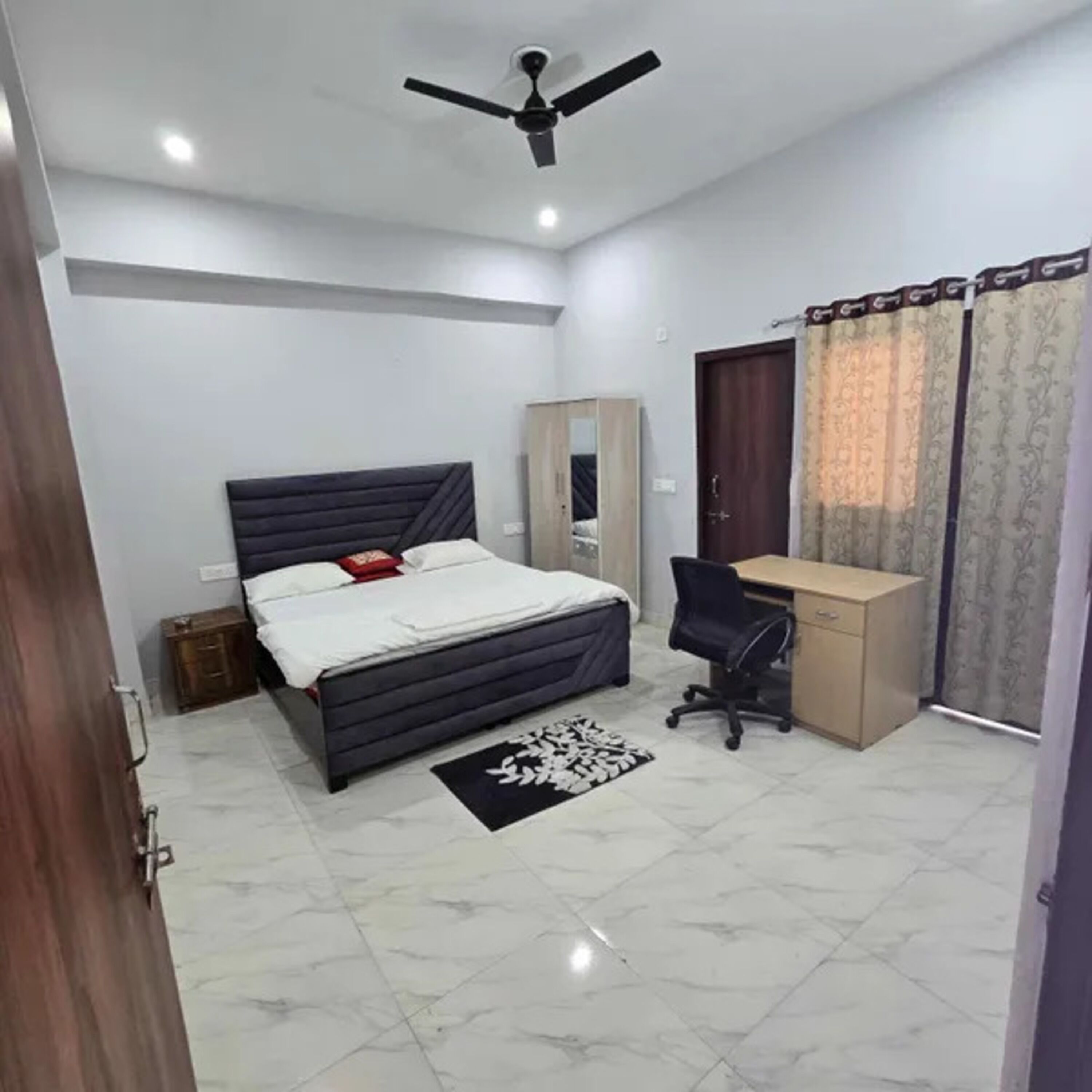 Egyptian cotton sheets, premium bedding, in-room safe, free WiFi