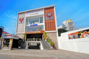 Exterior - Fabhotel Day And Night Palace (Bengaluru)