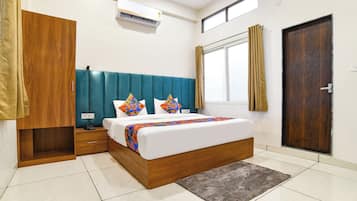 Egyptian cotton sheets, premium bedding, in-room safe, free WiFi