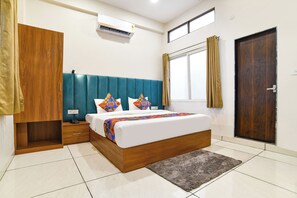 Egyptian cotton sheets, premium bedding, in-room safe, free WiFi - Fabhotel Olive Inn (Indore)