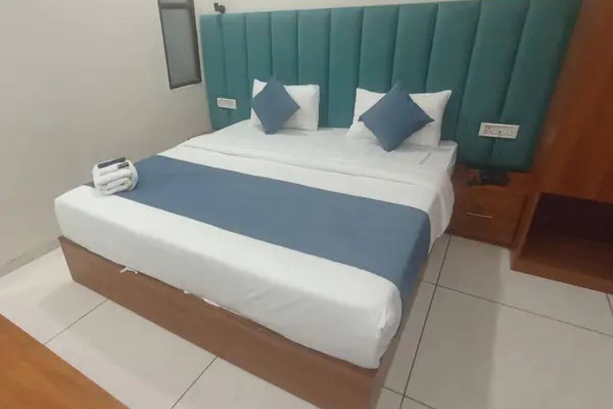 Egyptian cotton sheets, premium bedding, in-room safe, free WiFi