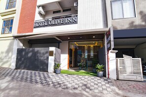 Property entrance - Fabhotel Olive Inn (Indore)