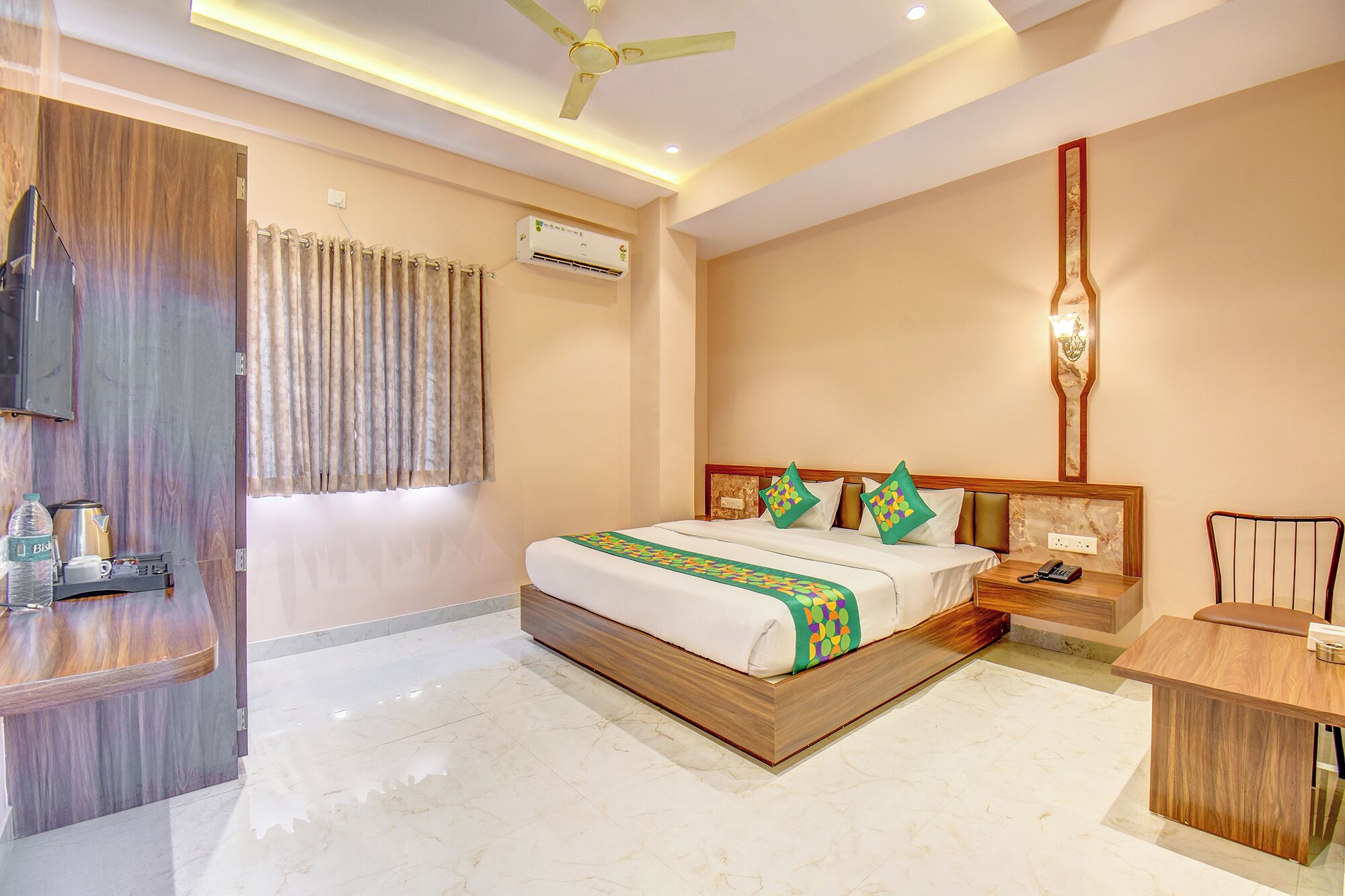 华丽客房 | 埃及棉床单、高档床上用品、客房内保险箱、免费 WiFi