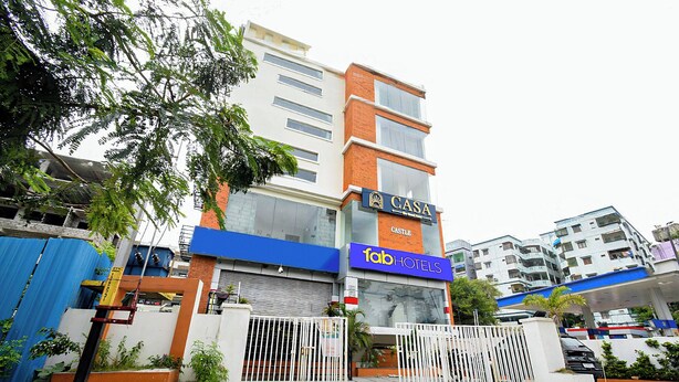 Un edificio con un letrero que dice 'CASA' y un letrero que dice 'fabHOTELS', indicando que es un hotel.